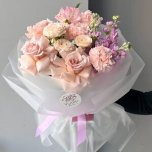 Нежный сборный букет с розой