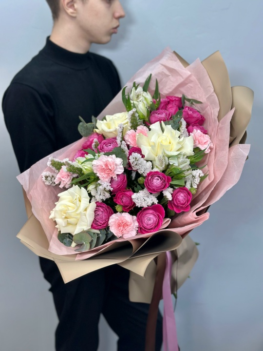 Букет с пионовидными и французскими розами