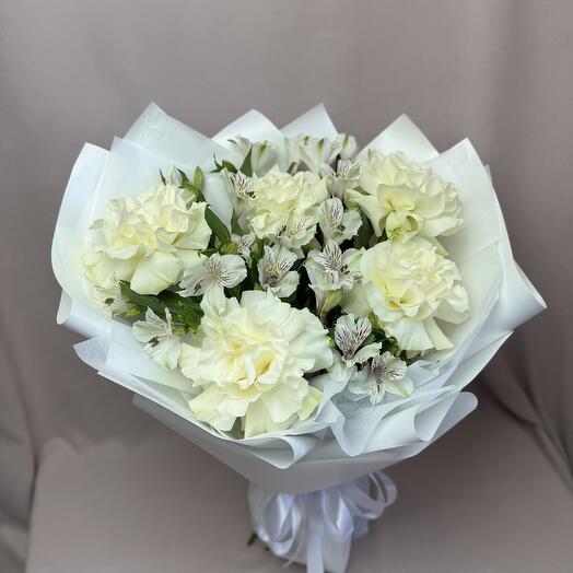 Букет из белых французских роз с альстромериями