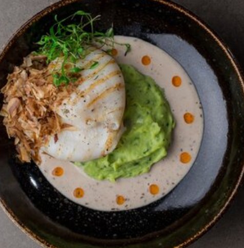 Кальмар с пюре из картофеля и песто и ореховый соус