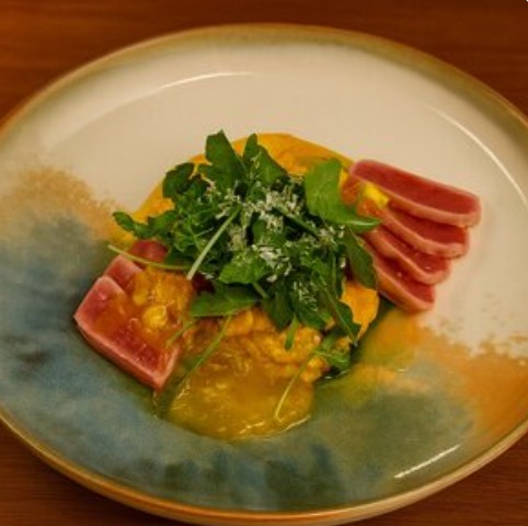 Тунец с пюре из печеной тыквы и чатни манго-груша