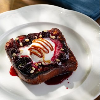 Сладкий френч тост с пьяной вишней