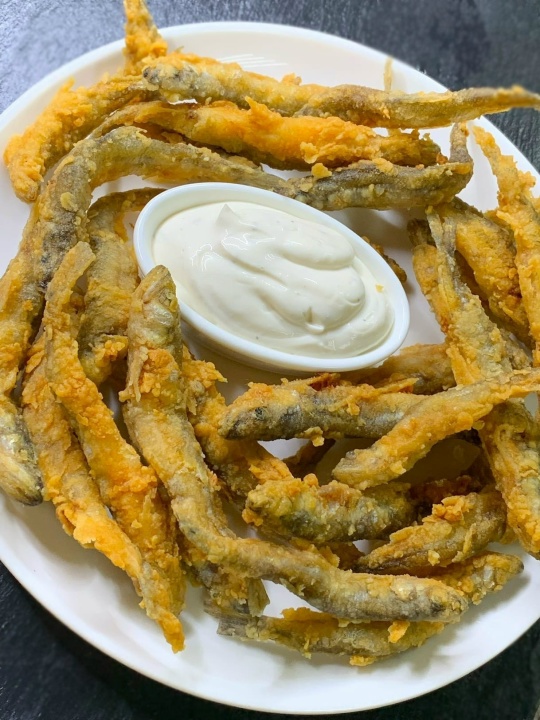 Жареная мойва фри с соусом