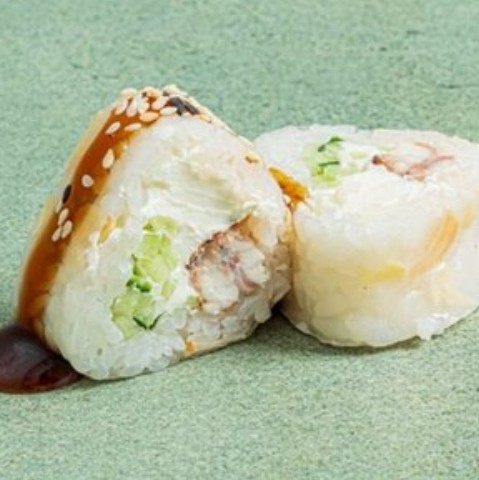 Ролл с масляной рыбой в рисовой бумаге