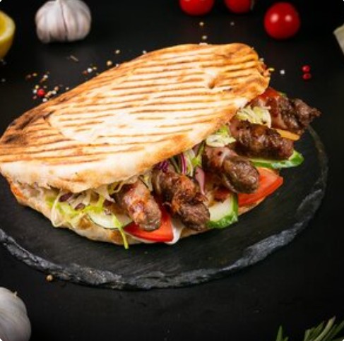 Бургер с чевапчичи в беконе