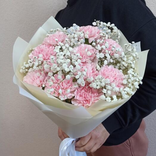 Букет из диантусов и гипсофилы