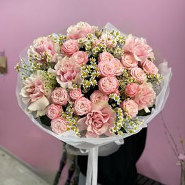 Розы с ромашками