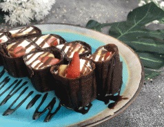 Шоколадный ролл с клубникой и манго