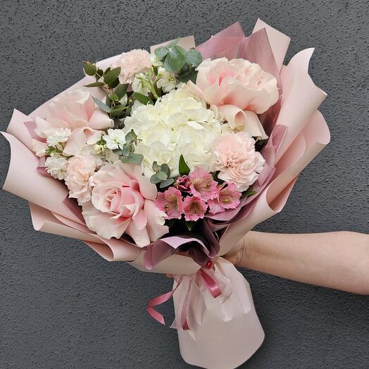 Нежный букет из гортензии, французских роз