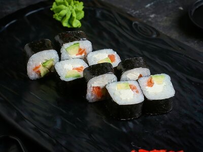 Саке-авокадо-чиз маки