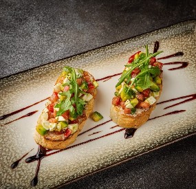Брускетта с томатами и моцареллой