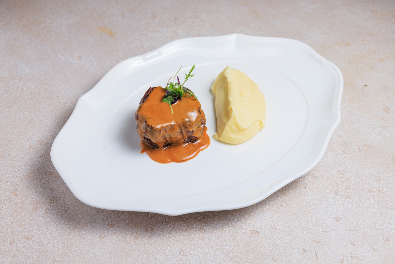 Вырезка в перечном соусе с гарниром на выбор