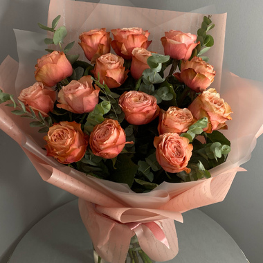 Букет из пионовидной розы КАХАЛА с эвкалиптом