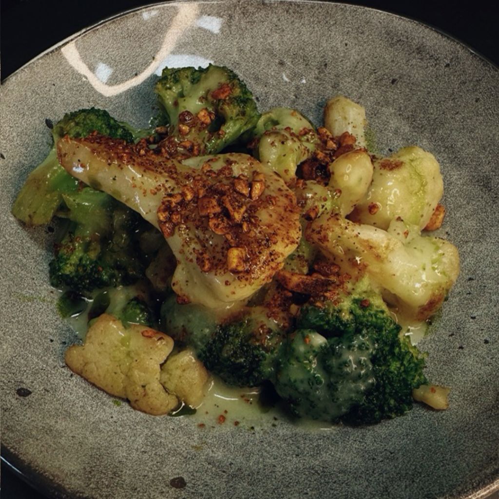 Дуэт соцветий в бешамеле том-кха и пряным арахисом