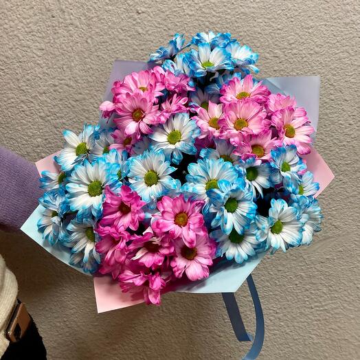 Букет из розовых и синих ромашек