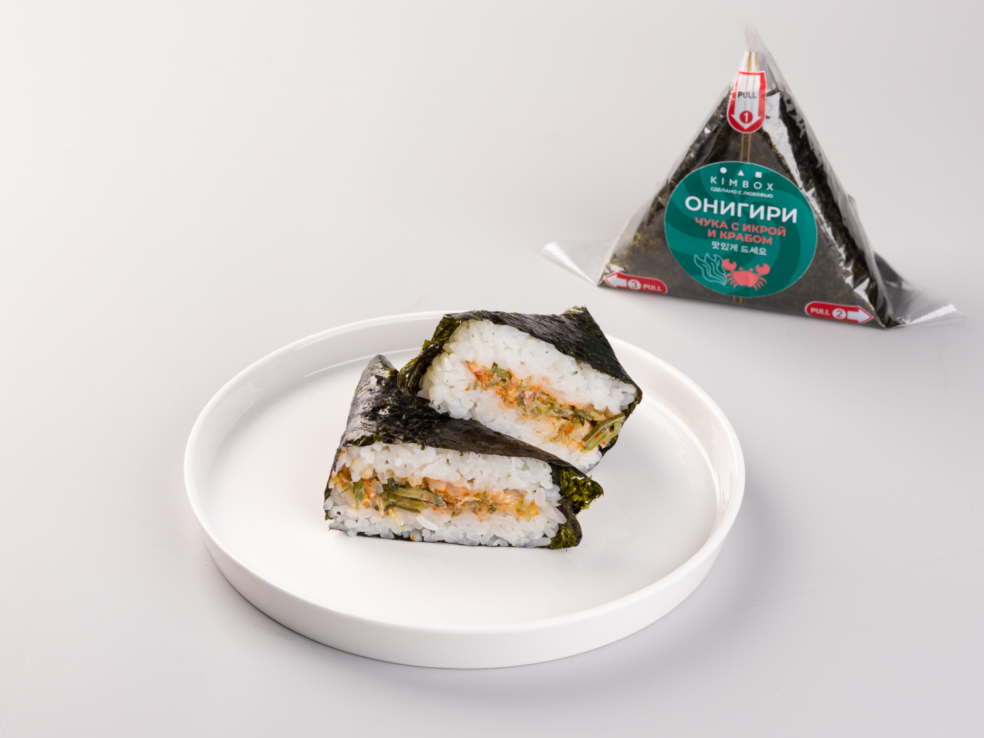 Онигири чука сарада с крабом и икрой тобико