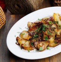 Картофель, жаренный с луком и грибами