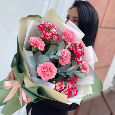 Букет "Диантусы и кустовые розы"