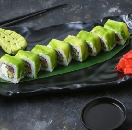 Зеленый дракон с тунцом и авокадо
