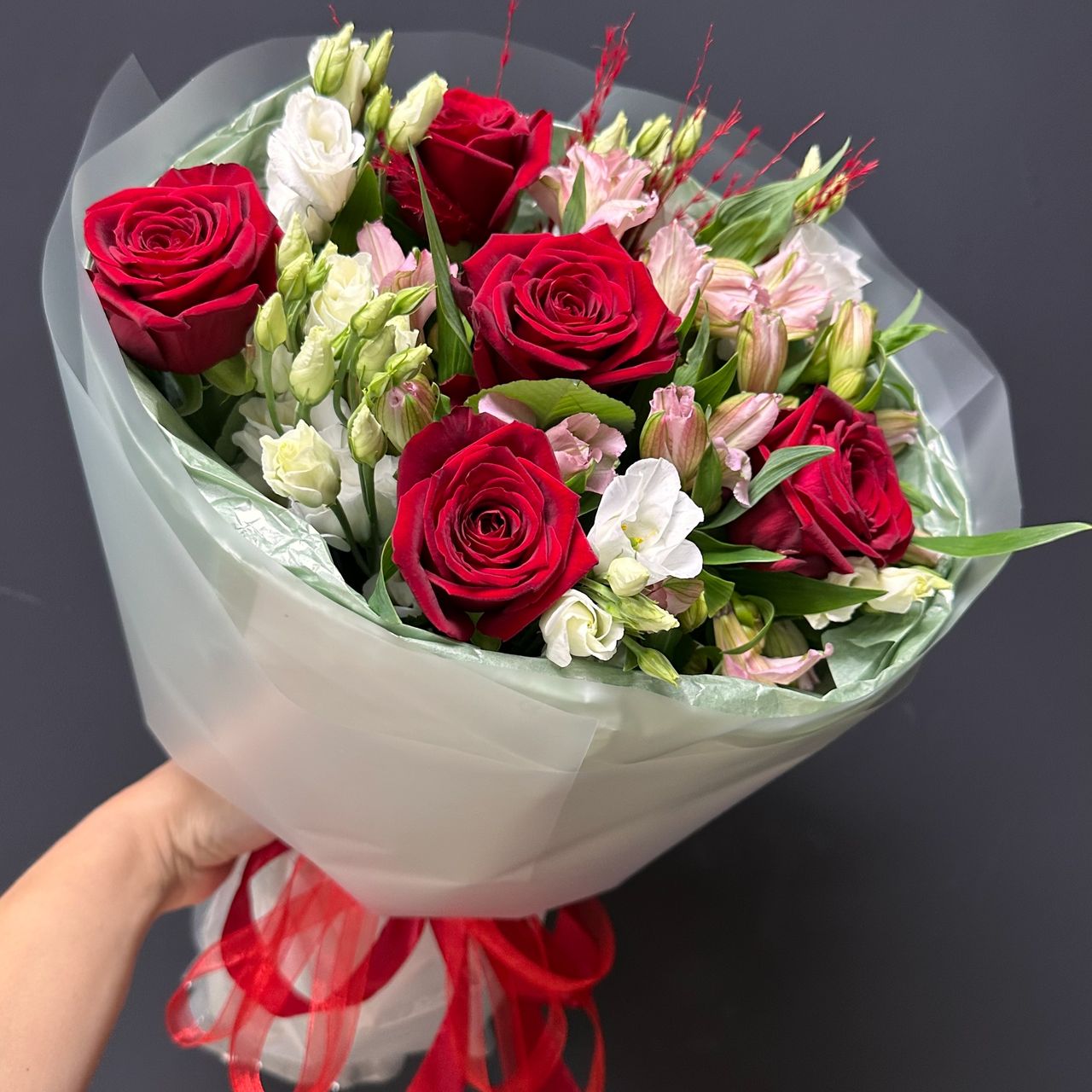 Сборный букет с красными розами