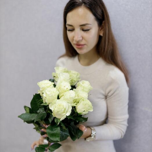 11 белых роз