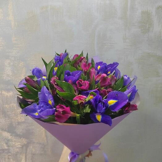 Ирисы с альстромериями