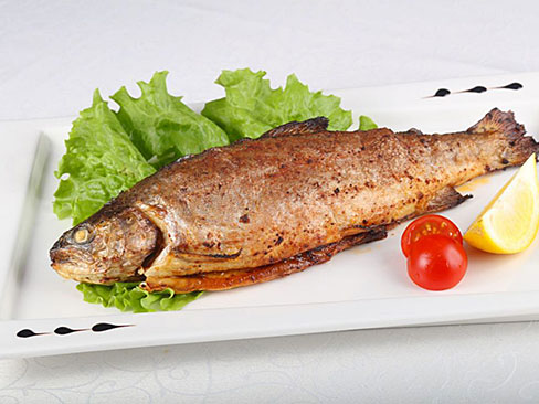 Форель запечёная с лимоном и помидором