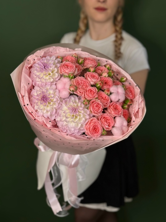 Букет бочонок с кустовыми розами ,георгинами и хлопком