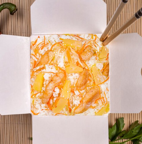 Wok по-тайски с курицей и рисом