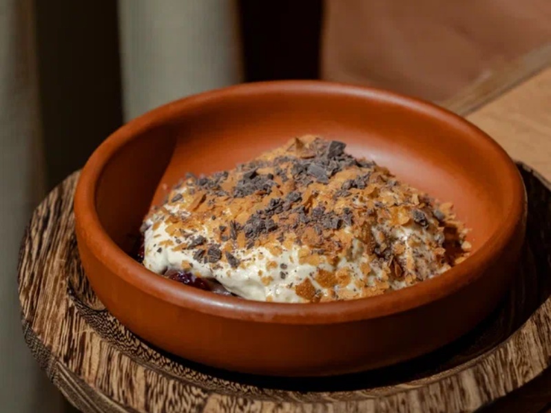 Печеные ягоды, шоколадный ганаш с ореховым пралине, вафельная крошка, мусс из можжевельника