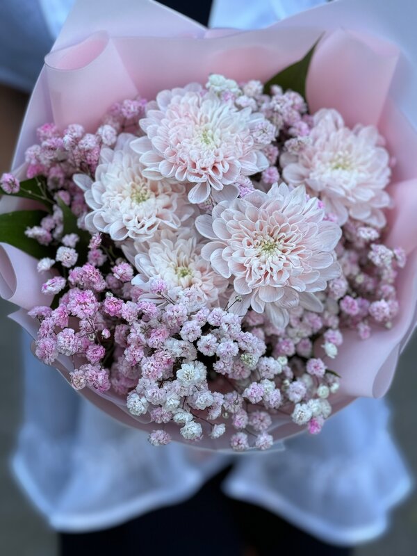 Букет из нежной кустовой хризантемы и гипсофилы