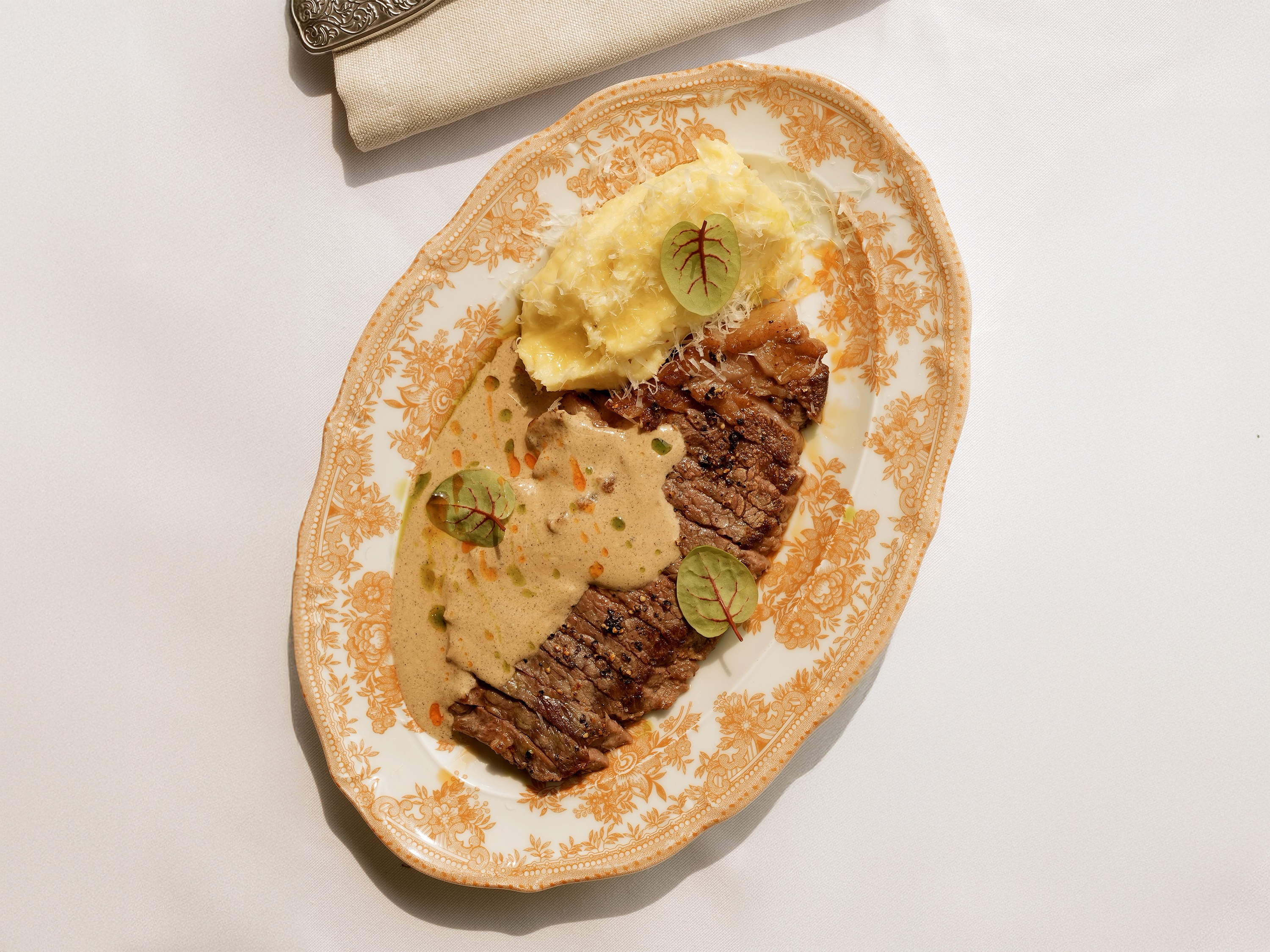 Стейк New York с трюфельным пюре и перечным соусом