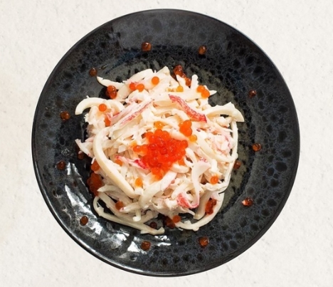 Салат с кальмаром и красной икрой