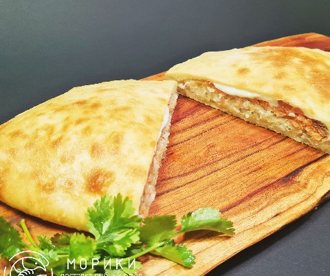 Пирог с красной рыбой, рисом и сыром
