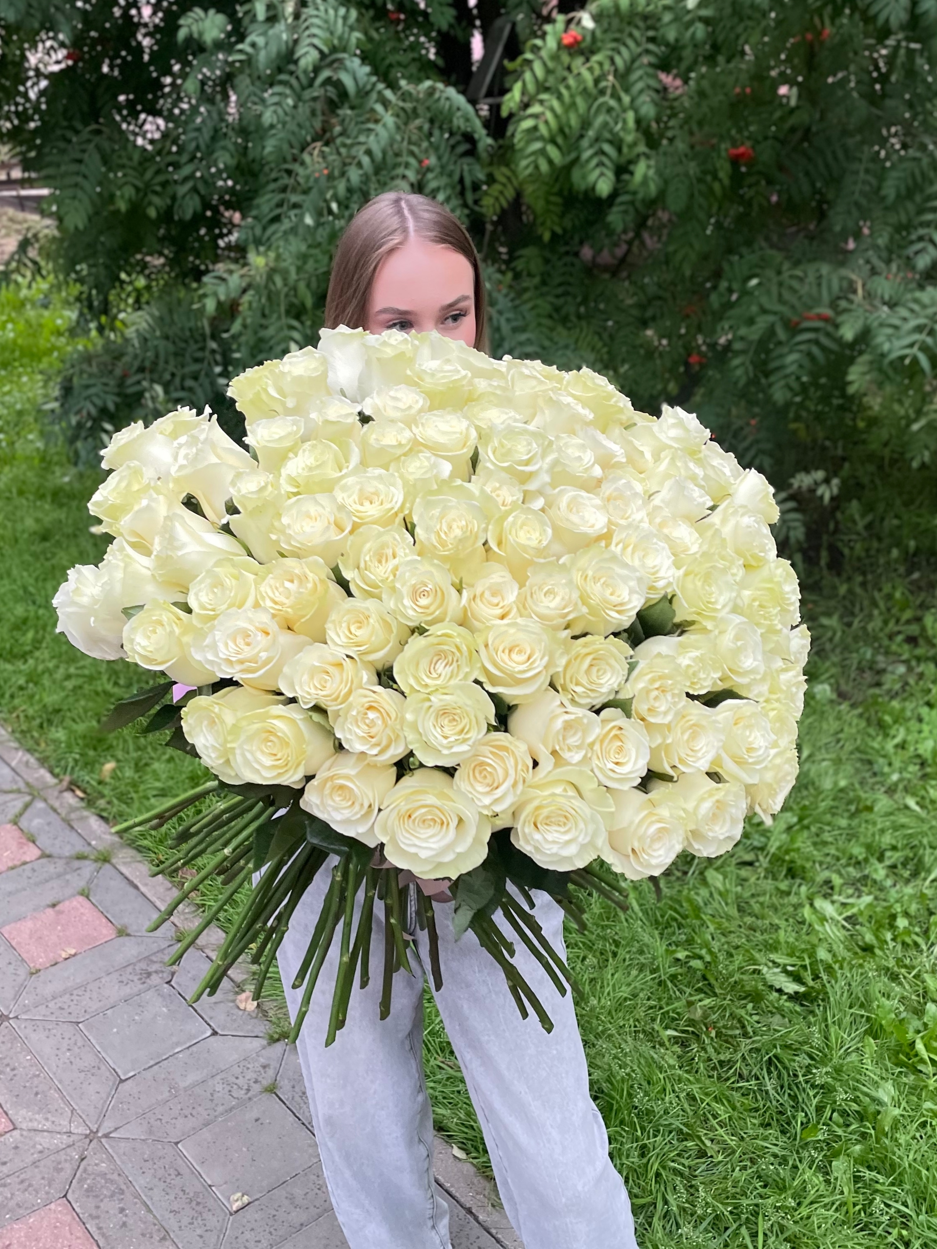 101 белая роза на ленте