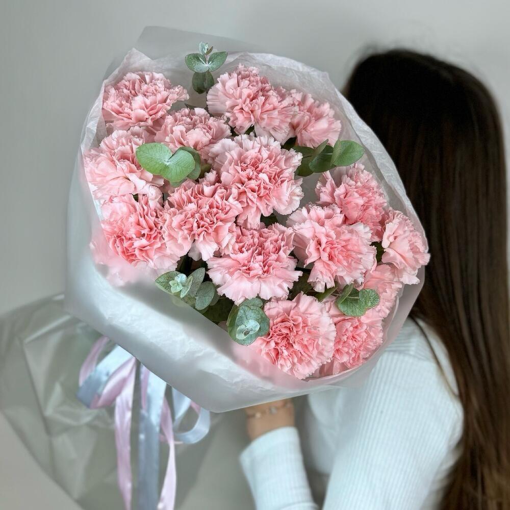 Моно из 15розовых диантусов с эвкалиптом