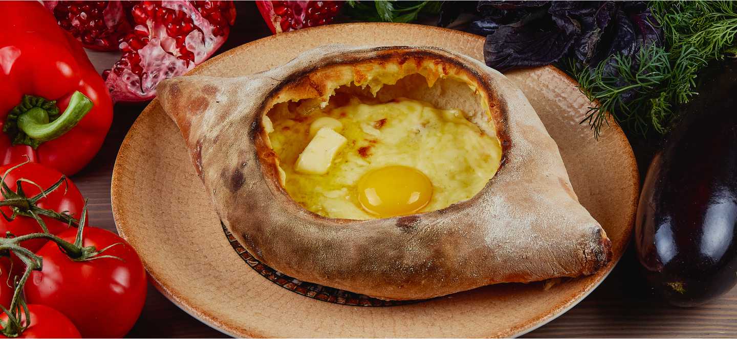 Хачапури по-аджарски с сочащимся янтарным сыром (Грузия)