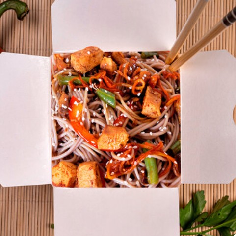 Wok по-тайски с курицей и лапшой соба