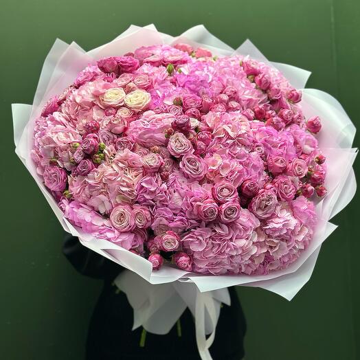 Гортензия с кустовыми розами