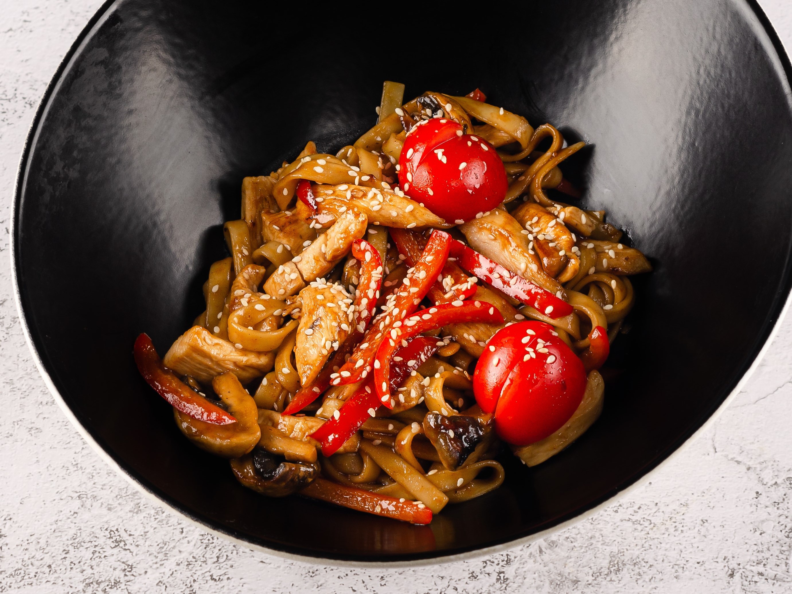 Удон с курицей и овощами