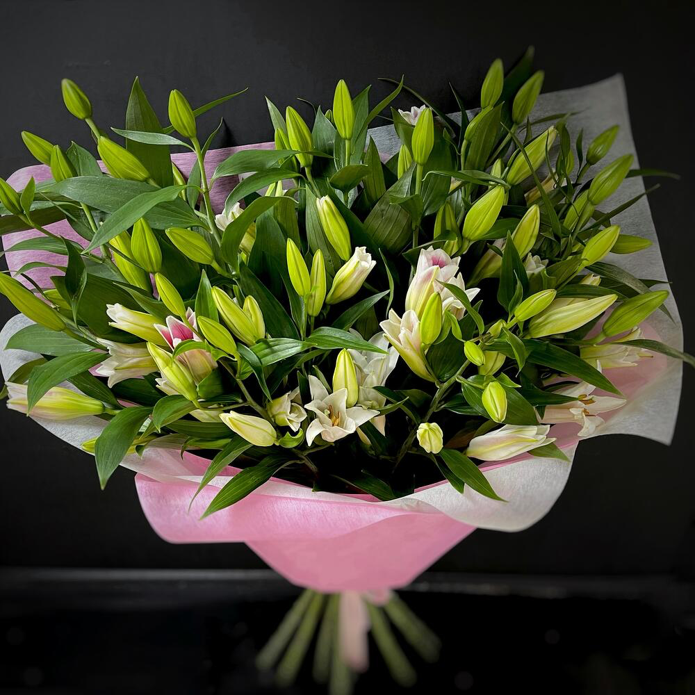 Букет из 15 лилий в упаковке (код 63)