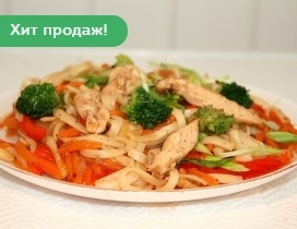 Удон с курицей в томатном соусе