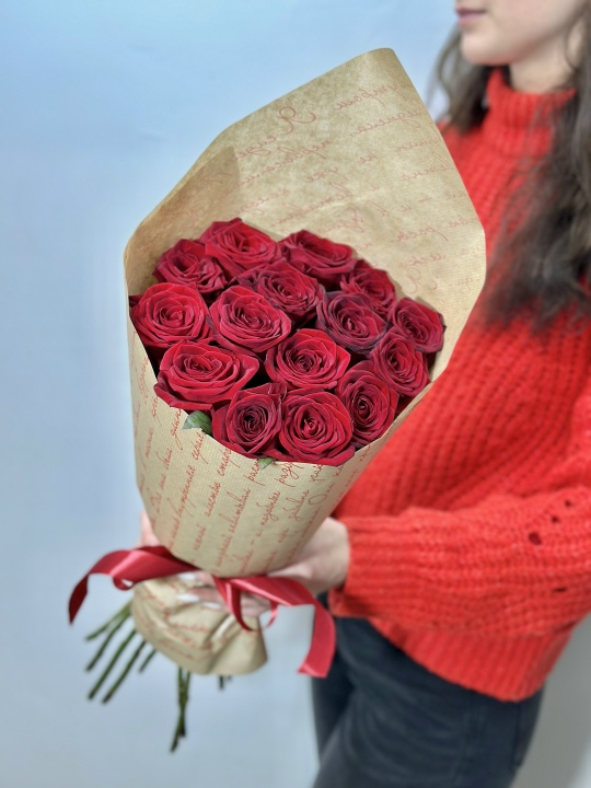 Красные розы в крафте