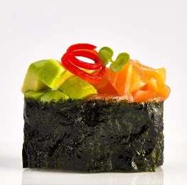 Гункан Spicy Лосось с авокадо