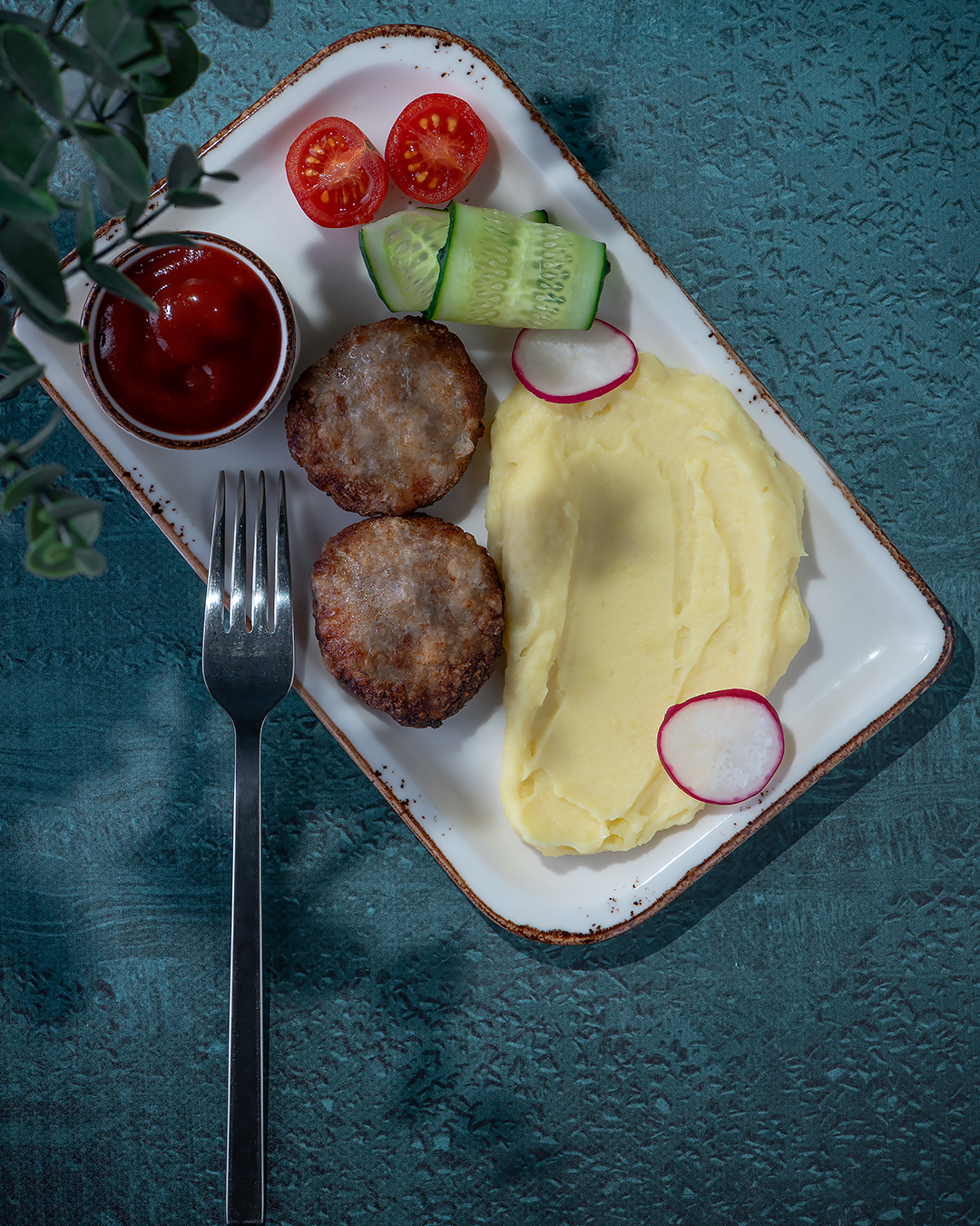 Котлетка мясная с картофельным пюре и овощами