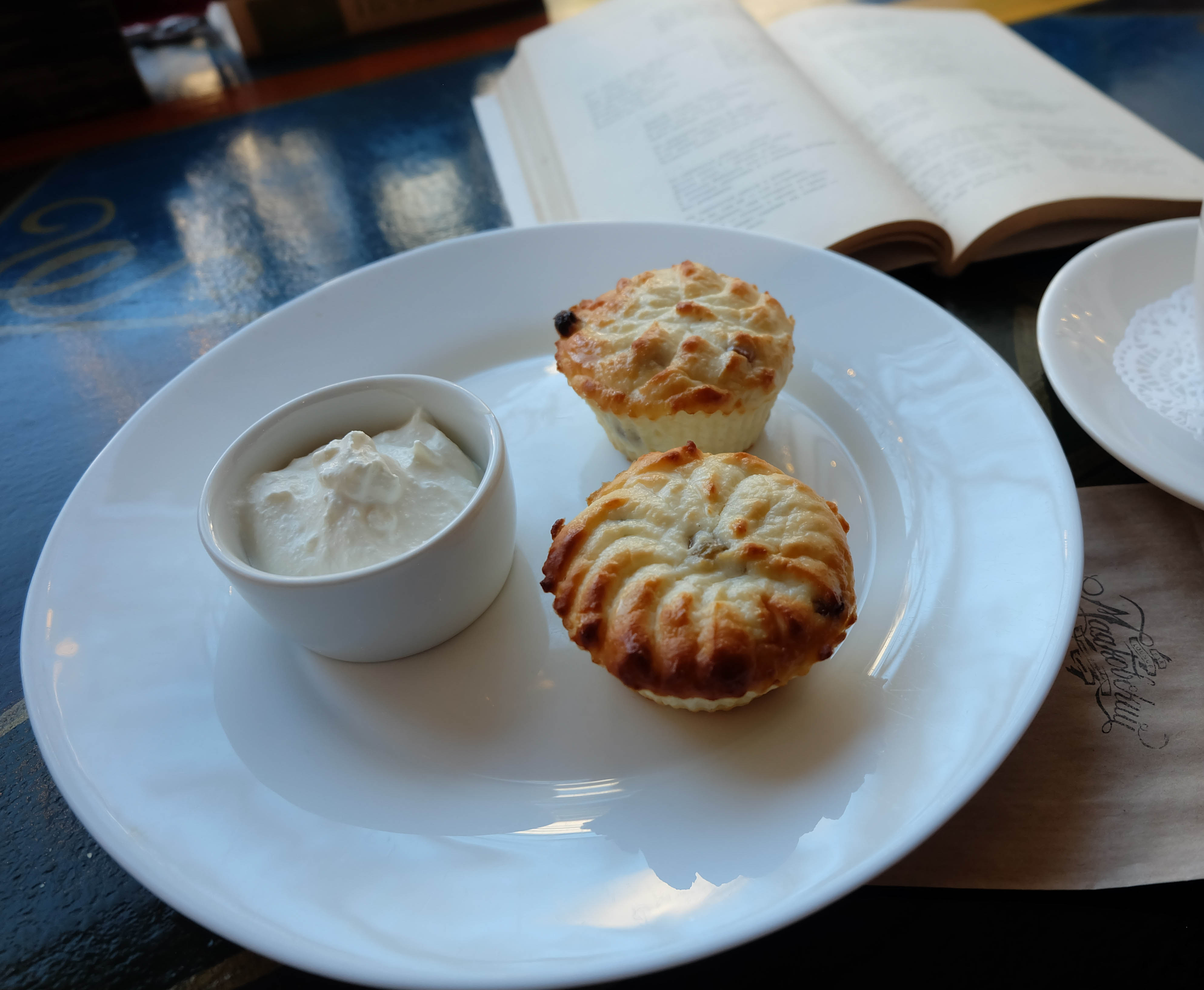 СЫРНИКИ С ИЗЮМОМ+ СМЕТАНА