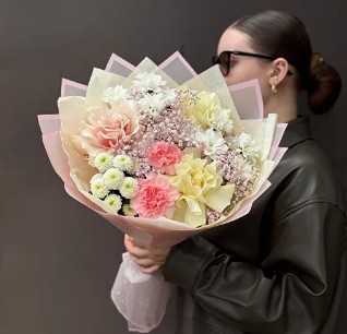 Нежный букет с вывернутыми розами и диантусами
