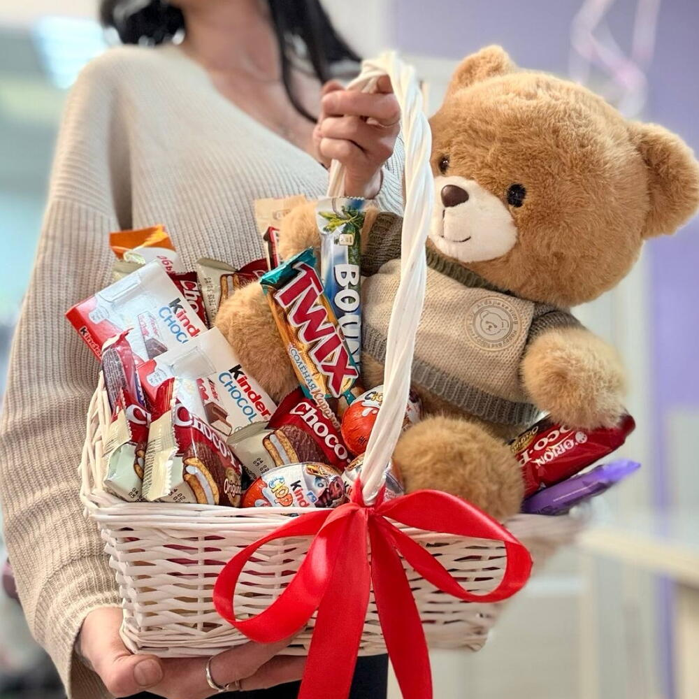 Набор сладостей и мягкая игрушка