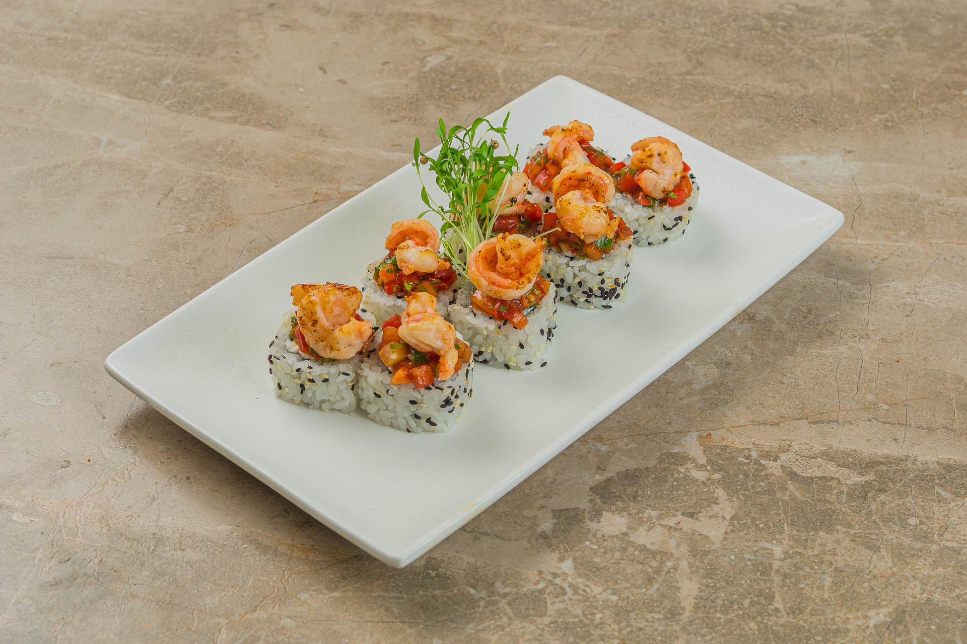 Ролл с томатной сальсой и креветкой