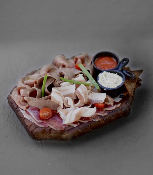 Ассорти мясных деликатесов